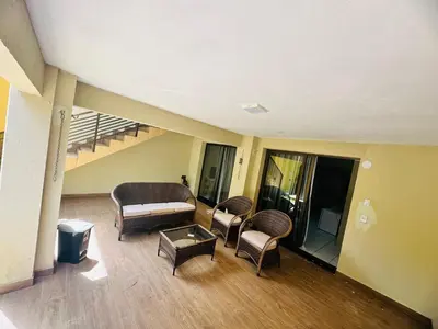 Uma área de estar em Suites Holanda