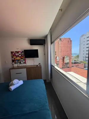 Uma cama ou camas num quarto em Flat com vista mar na orla