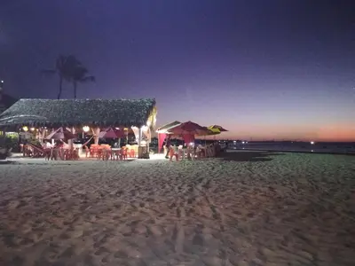 Uma praia em ou perto do apartamento