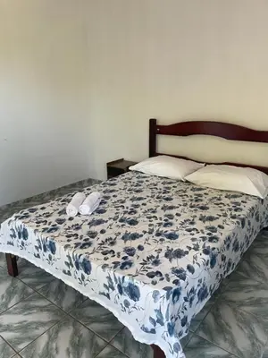 Uma cama ou camas num quarto em Coqueiros Lounge
