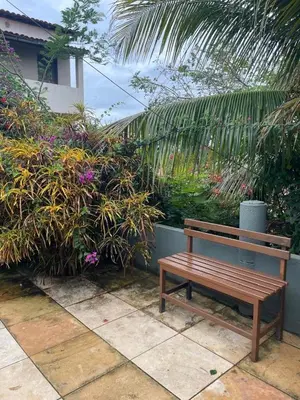Um jardim no exterior de Coqueiros Lounge