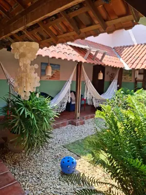 Um jardim no exterior de Manga Rosa Hospedagem