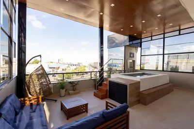Uma área de estar em Aira Hotel