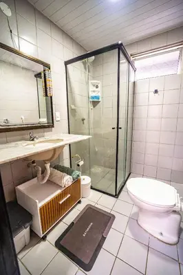 Uma casa de banho em Apartamento a 1 quadra da praia