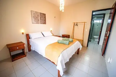 Uma cama ou camas num quarto em Apartamento a 1 quadra da praia
