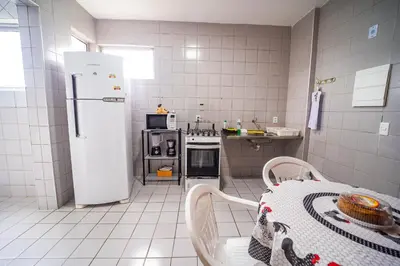 A cozinha ou kitchenette de Apartamento a 1 quadra da praia