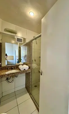Uma casa de banho em 951B golden beachfront 27m air tv