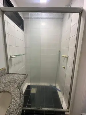 Uma casa de banho em Flat Completo na Av. Beira Mar – Scala - Fortaleza