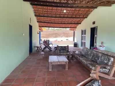 Uma área de estar em Casa Pitombeira