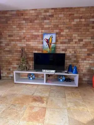Uma televisão e/ou sistema de entretenimento em SWEET HOME Águas Belas