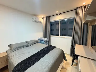 Uma cama ou camas num quarto em Ap próx ao Shopping com garagem, piscina e ar