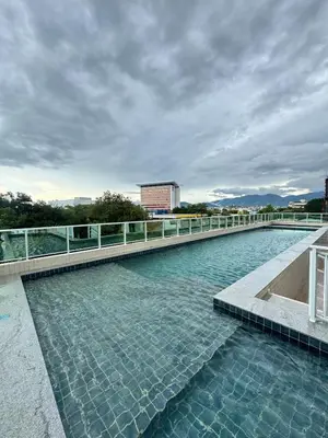 A piscina em ou perto de Ap próx ao Shopping com garagem, piscina e ar