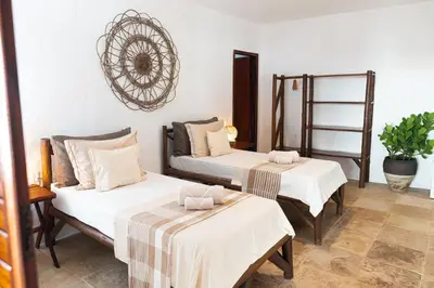 Uma cama ou camas num quarto em Kitenest