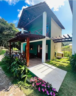 Um jardim no exterior de Chalé Sossego Serrano