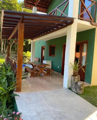 Um jardim no exterior de Chalé Sossego Serrano