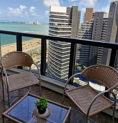 Uma vista do mar geral ou uma vista do mar a partir do apartamento