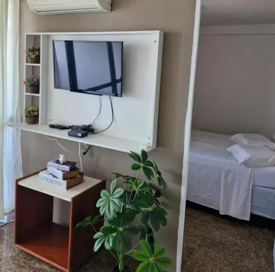 Uma televisão e/ou sistema de entretenimento em Flat Espetacular Vista Mar