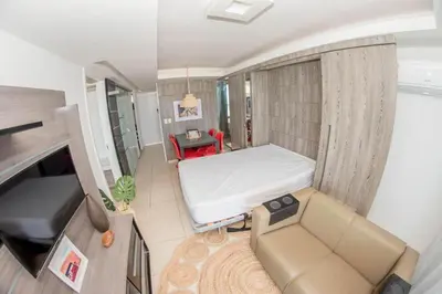 Uma televisão e/ou sistema de entretenimento em apartamento vista mar