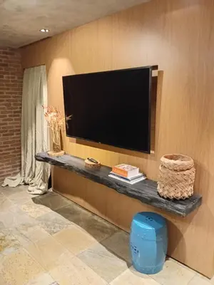 Uma televisão e/ou sistema de entretenimento em Flatpremium1501