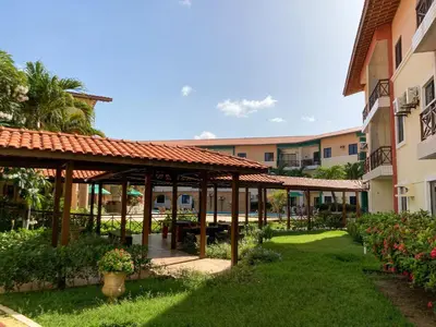 Um jardim no exterior de Vilamar Suítes