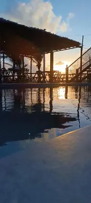 Vista de um rio perto das estalagens