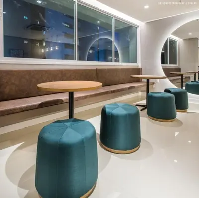 Uma área de estar em Studio compacto no Cocó - One Milenio