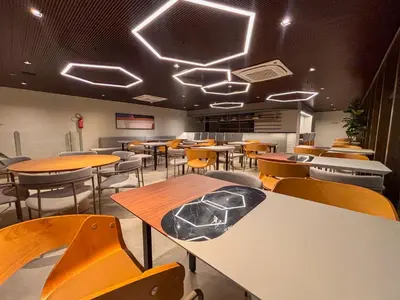 Um restaurante ou outro lugar para comer em Studio 600m da praia