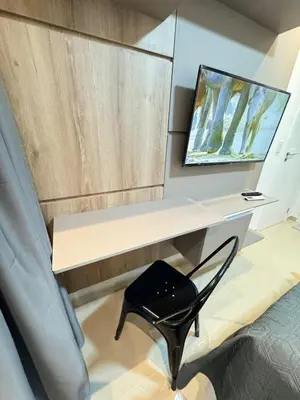 Uma televisão e/ou sistema de entretenimento em Ap próx ao shopping com garagem, piscina e ar