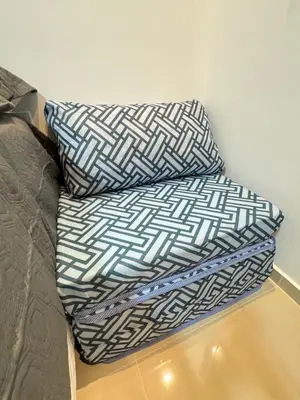Uma área de estar em Ap próx ao shopping com garagem, piscina e ar