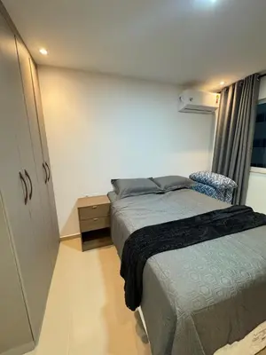 Uma cama ou camas num quarto em Ap próx ao shopping com garagem, piscina e ar