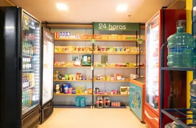 Um supermercado ou outras lojas no apartamento ou nas proximidades