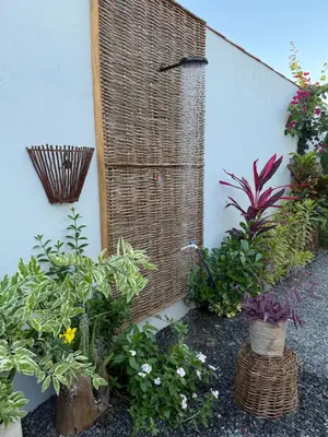 Um jardim no exterior de O Caminho das Dunas