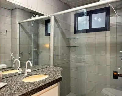 Uma casa de banho em Ocean Tower by Holiday Stays
