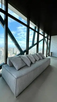 Uma área de estar em Acorde com o Sol de Fortaleza Studio Charmoso no Meireles