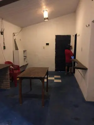 Uma área de estar em Chalé frete lagoa