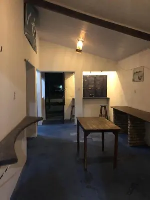 Uma televisão e/ou sistema de entretenimento em Chalé frete lagoa