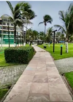 Um jardim no exterior de Apartamento térreo nascente Beach Living