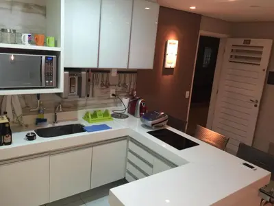 A cozinha ou kitchenette de Apartamento térreo nascente Beach Living