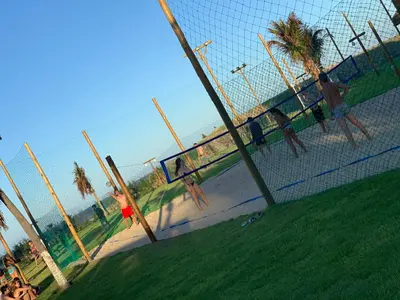 Comodidades para jogar ténis e squash em Apartamento térreo nascente Beach Living ou nas proximidades