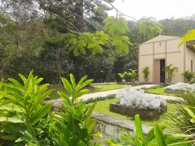 Um jardim no exterior de Chalé Azul