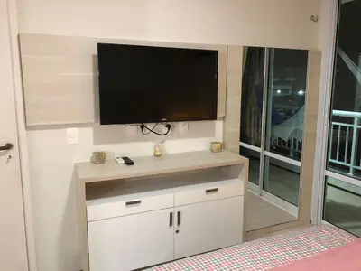 Uma televisão e/ou sistema de entretenimento em Apartamento Pé na Areia Porto das Dunas - Paraiso das Dunas