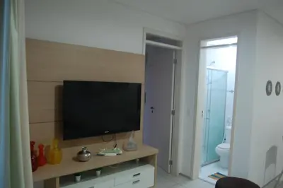 Uma televisão e/ou sistema de entretenimento em Apartamento Pé na Areia Porto das Dunas - Paraiso das Dunas