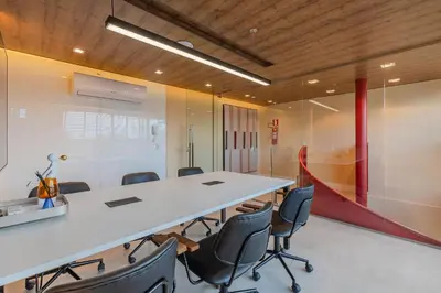 A área empresarial e/ ou a sala de conferências de JSmart Guararapes #502 - Flat moderno by Carpediem