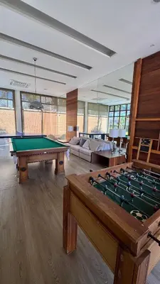 Uma mesa de bilhar em Apart Resort Mandara Lanai - Carnaval min 5 noites