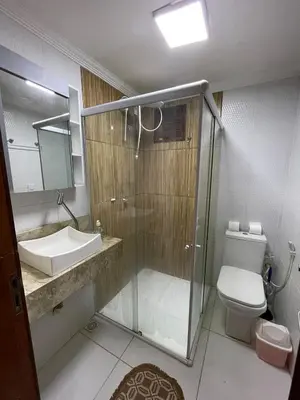 Uma casa de banho em flat paraíso jeri