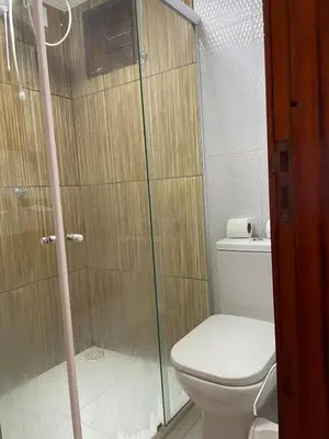 Uma casa de banho em flat paraíso jeri
