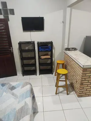 Uma televisão e/ou sistema de entretenimento em Hostel Leda Beach