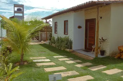 Um jardim no exterior de Wind Village Icaraizinho