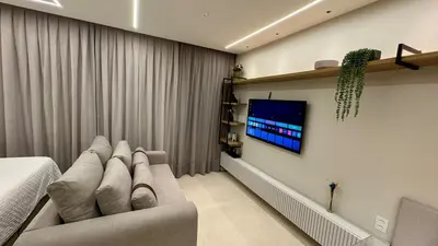 Uma televisão e/ou sistema de entretenimento em Moderno, inteligente e sofisticado - 1202