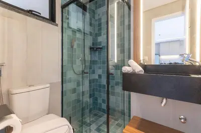 Uma casa de banho em Miami House Cumbuco por Carpediem